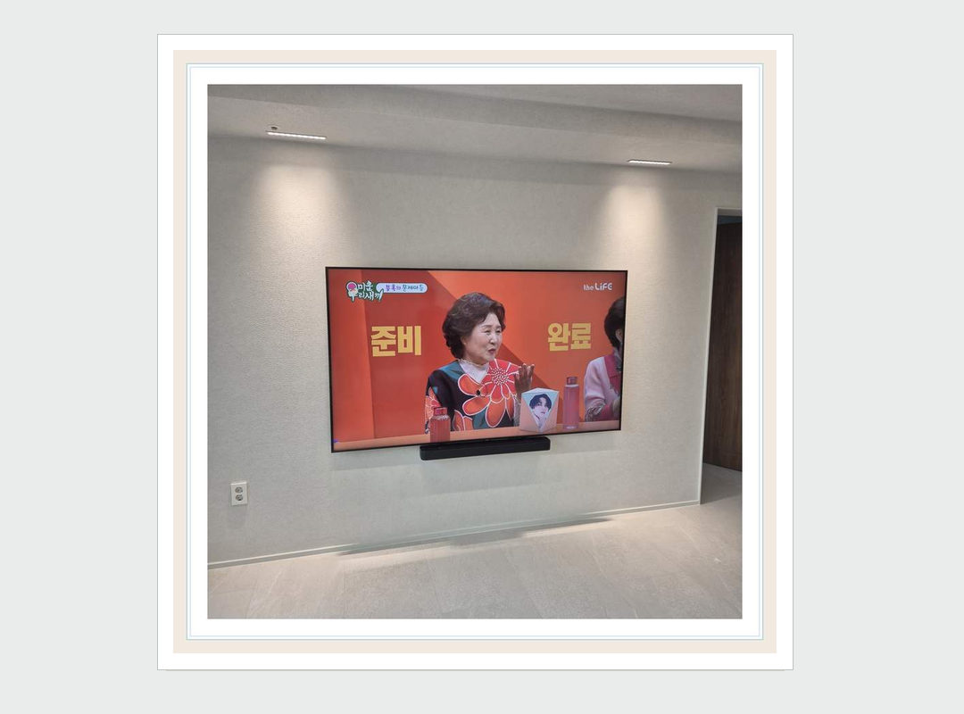 일반 벽걸이TV 설치 참고 사진 1 · 브라켓과 화면 위치