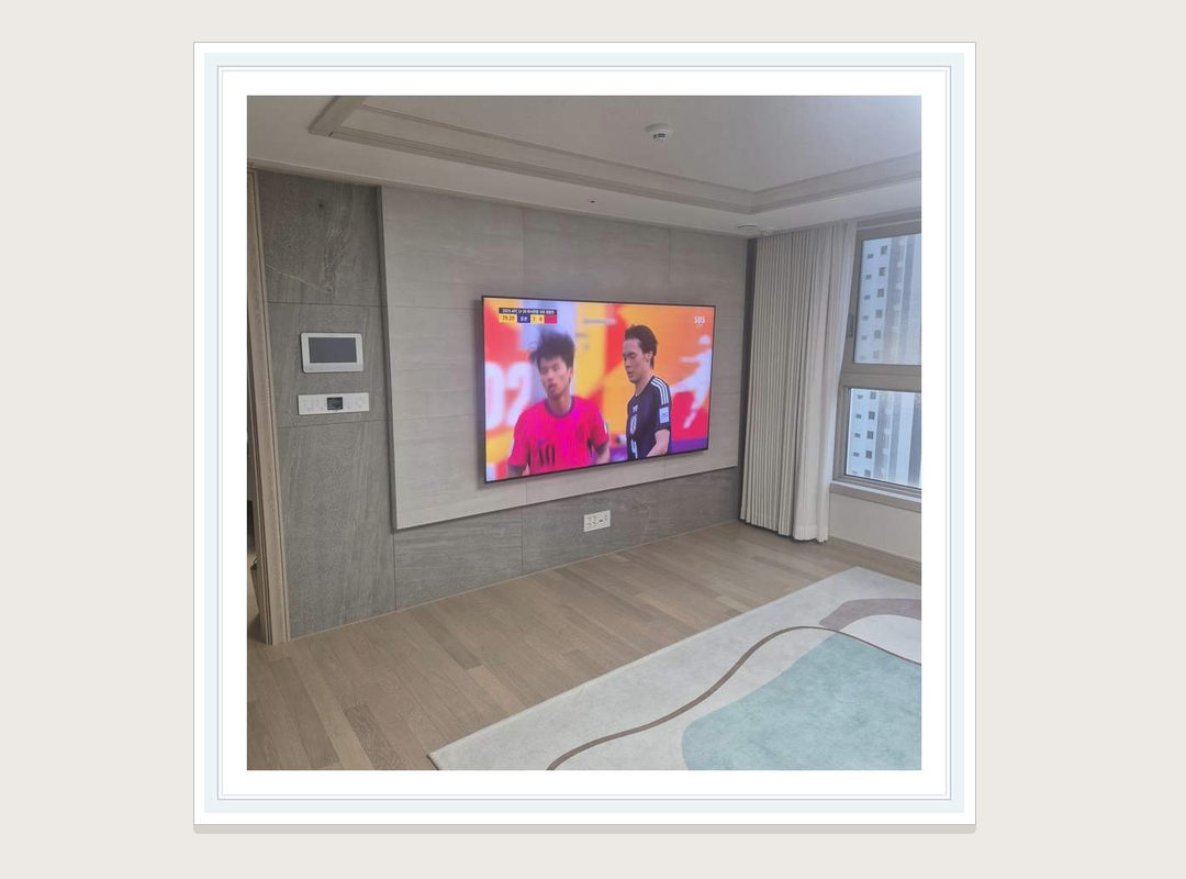 벽걸이TV 일반 설치 참고 사진 3 · 전선 정리와 설치 마감