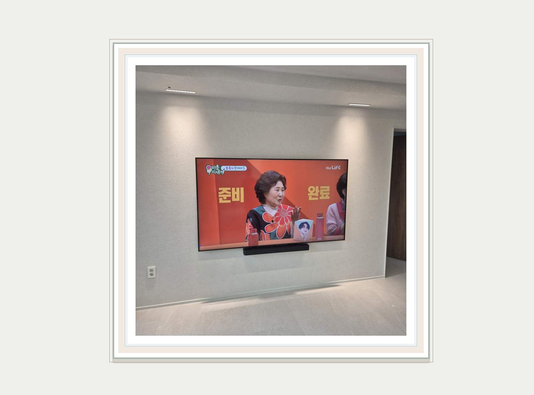 벽걸이TV 일반 설치 참고 사진 3 · 전선 정리와 설치 마감