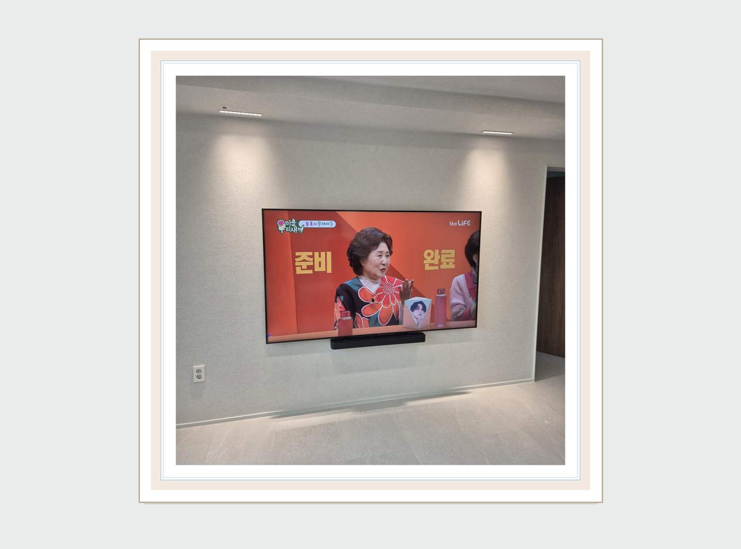 일반 벽걸이TV 설치 참고 사진 1 · 브라켓과 화면 위치