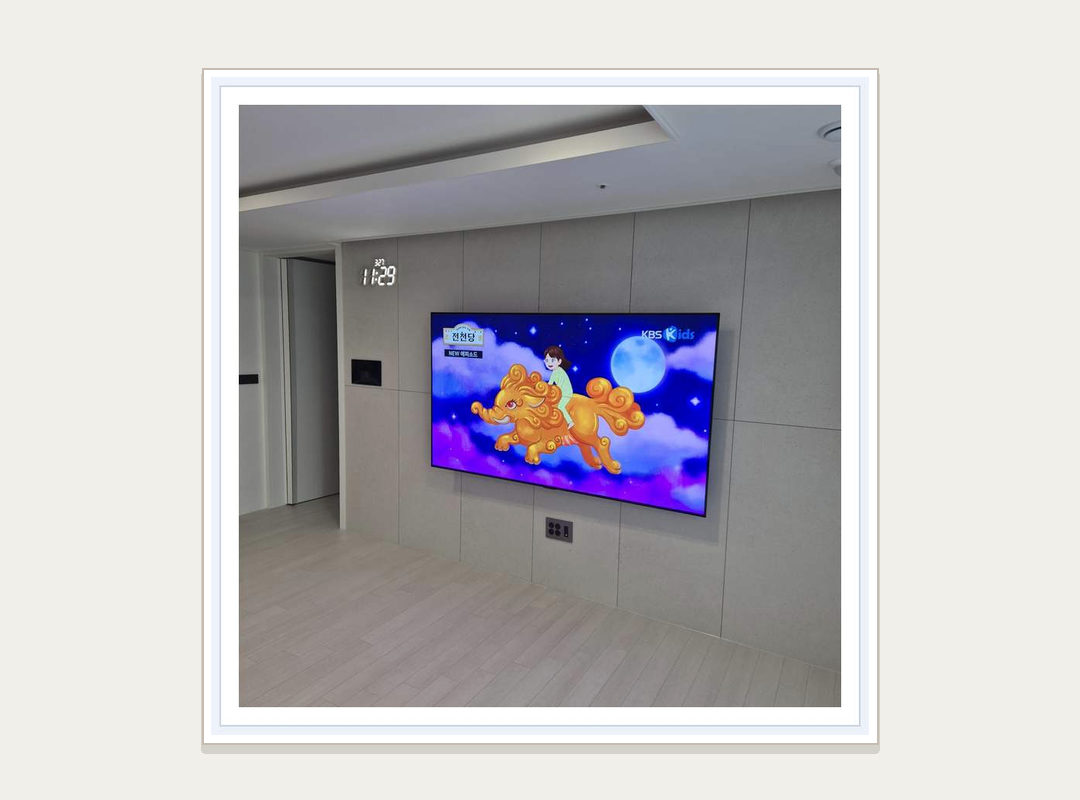 일반 벽걸이TV 설치 참고 사진 1 · 브라켓과 화면 위치
