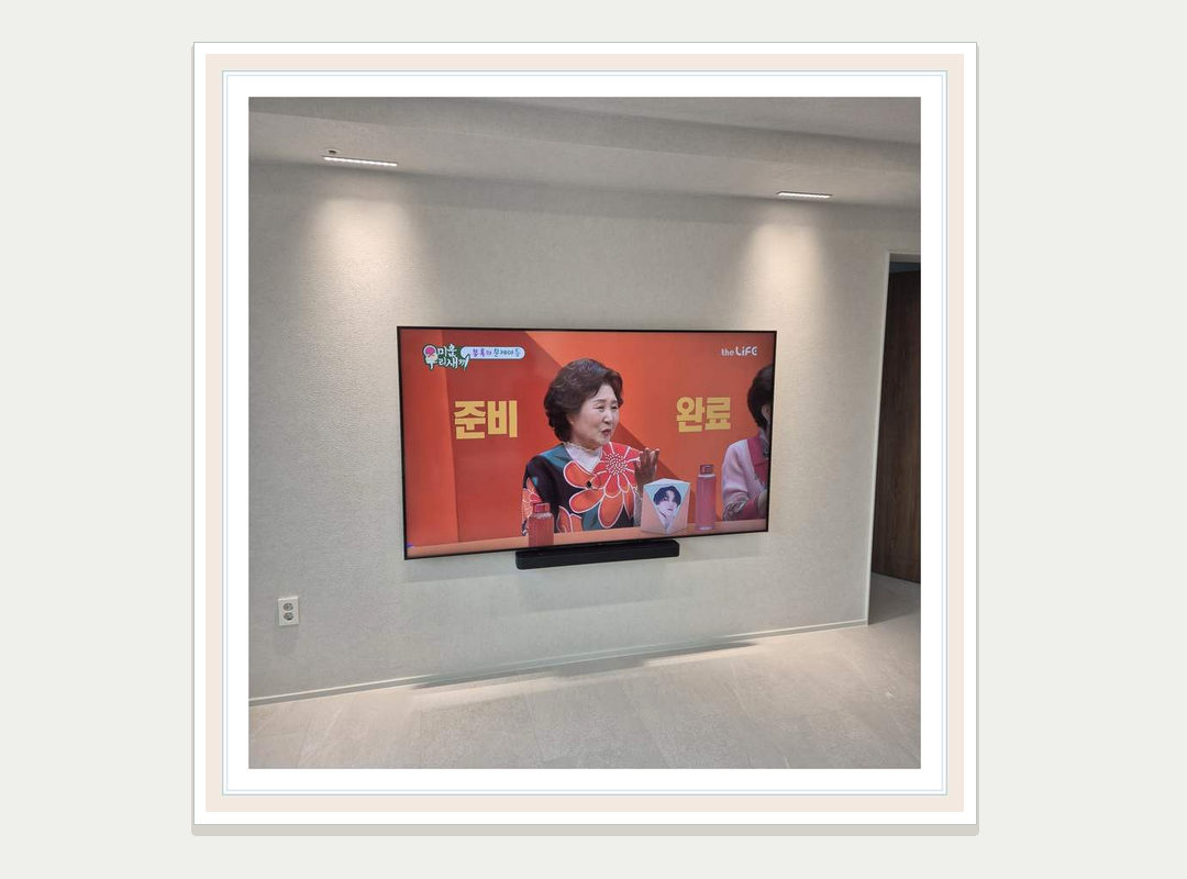 벽걸이TV 일반 설치 참고 사진 3 · 전선 정리와 설치 마감