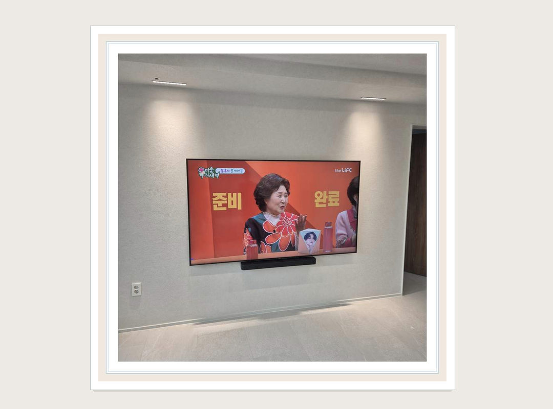 일반 벽걸이TV 설치 참고 사진 1 · 브라켓과 화면 위치