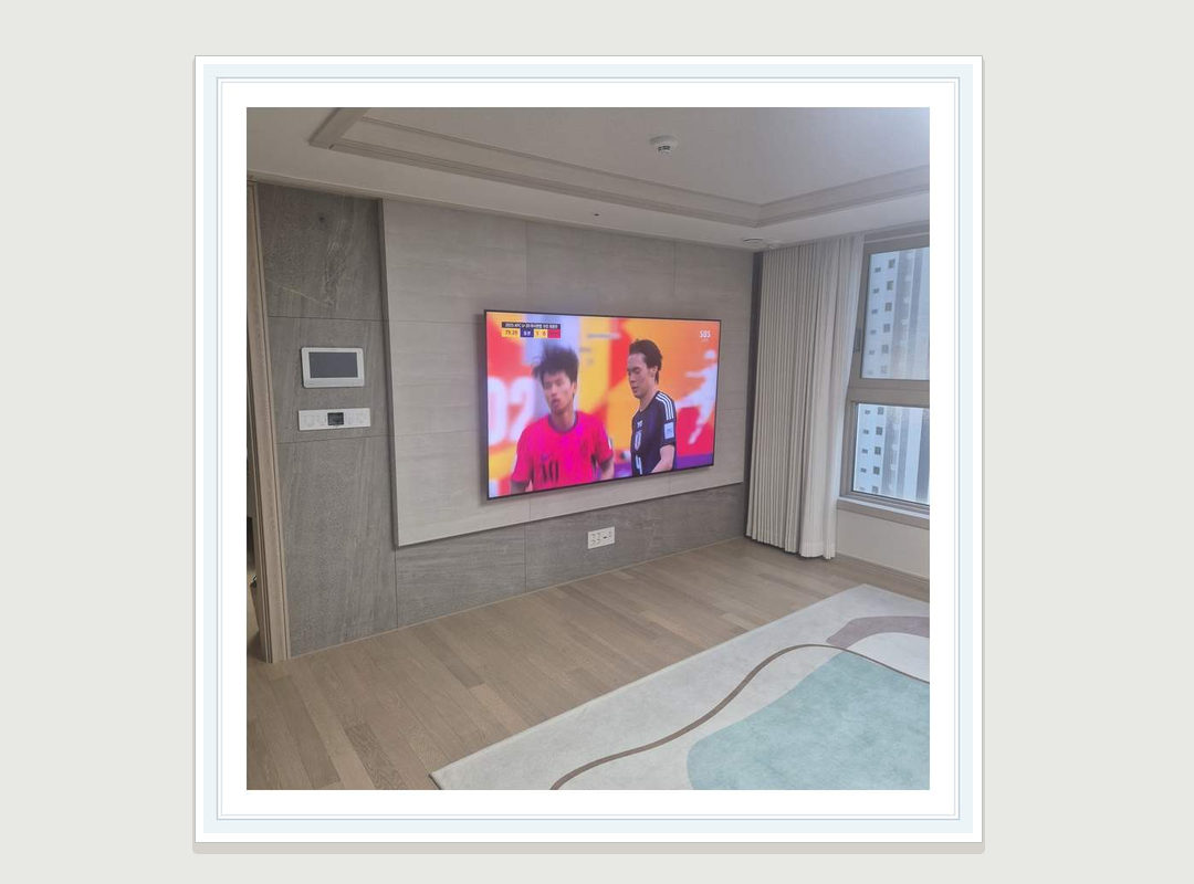 벽걸이TV 일반 설치 참고 사진 3 · 전선 정리와 설치 마감