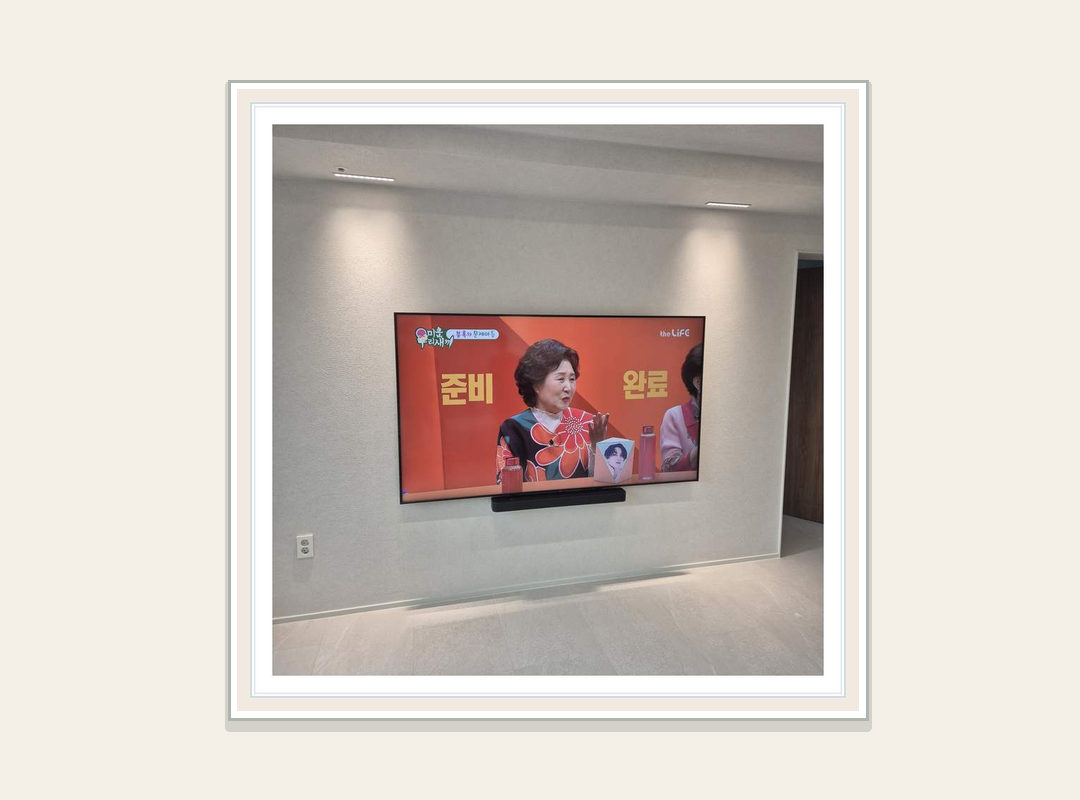 벽걸이TV 일반 설치 참고 사진 3 · 전선 정리와 설치 마감